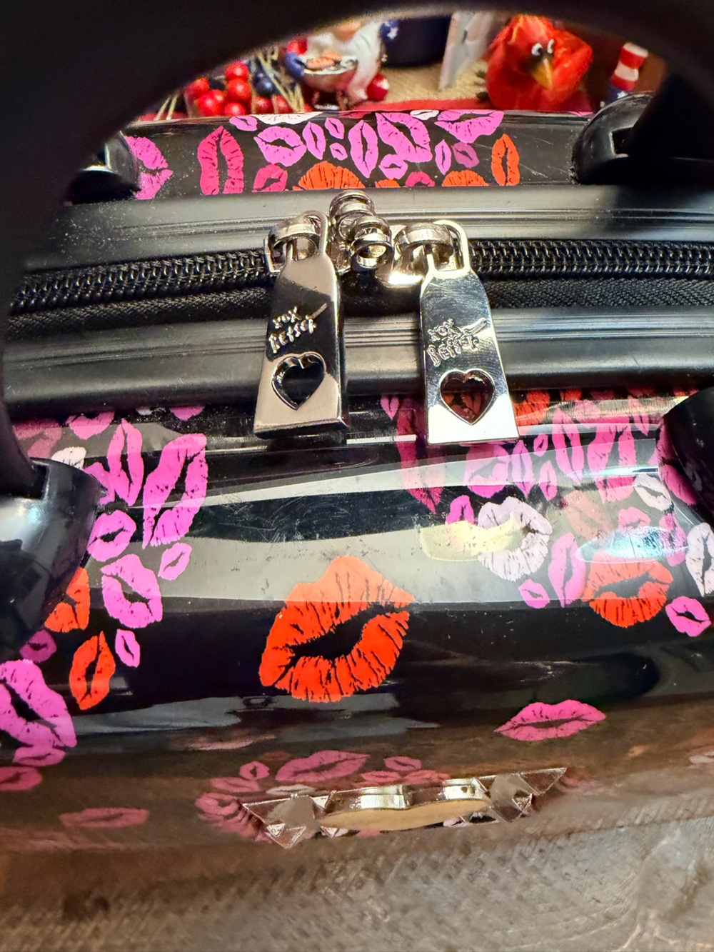 Rare Retired Betsey Johnson Hardside Cosmetic Train Case XOXO kisses 💋 EUC - Picture 4 of 13